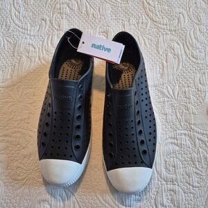 Native Jefferson shoes men's size US 11 black with white trim, NEW
